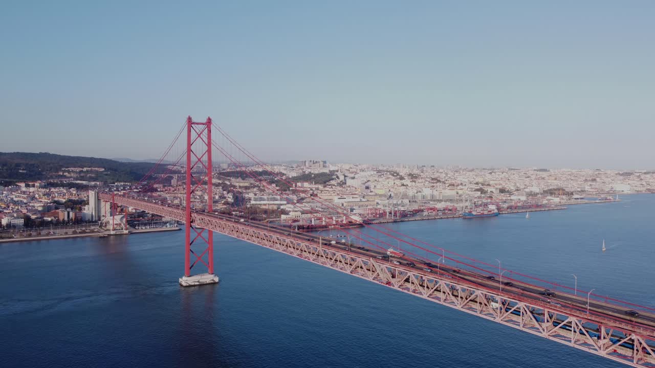Famoso Ponte Sospeso di Lisbona sul fiume Tejo con la Capitale del Portogallo sullo sfondo, ripreso da un drone