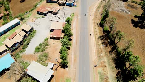 Pueblo-Rural-De-Kenia-Con-El-Kilimanjaro-Al-Fondo