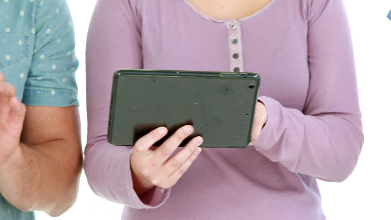 equipo de negocios casual que utiliza dispositivos electrónicos