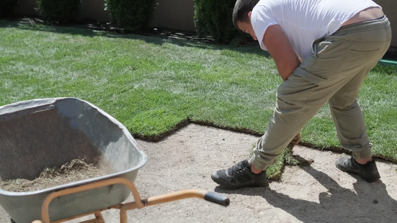 jardinero colocando un rollo de césped natural