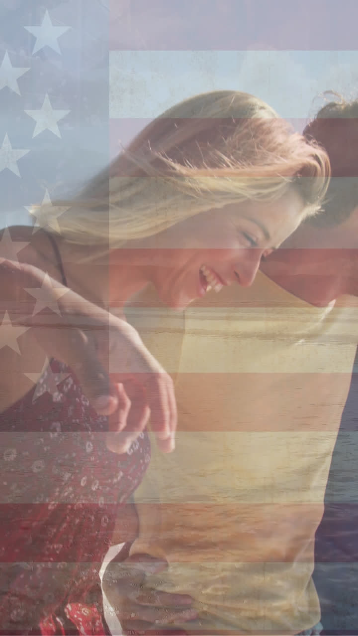 animación de la bandera de los estados unidos de américa sobre felices amigos diversos en la playa