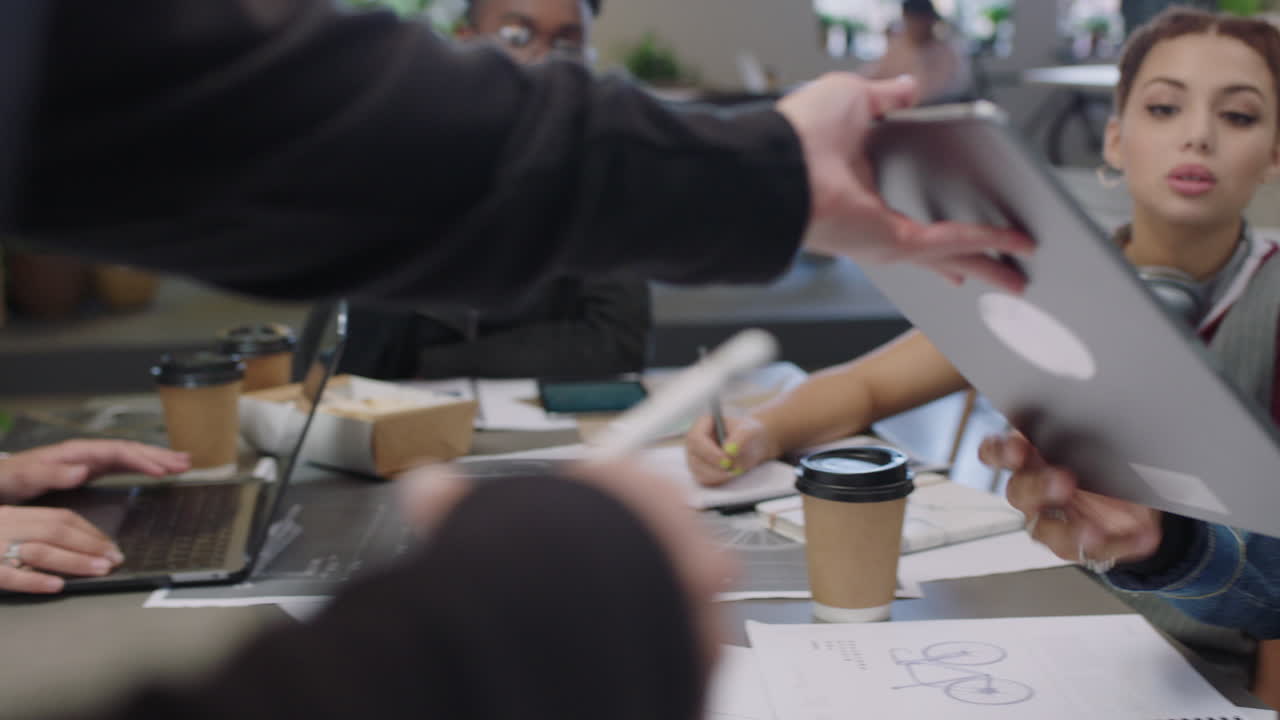 젊은 엔지니어들이 태블릿 컴퓨터를 사용하여 자전거 프로토타입을 개발하고 터치 스크린 장치에서 3d 디자인을 보며 미래 개발에 대한 브레인스토밍을 하고 크리에이티브 사무실에서 협력합니다.