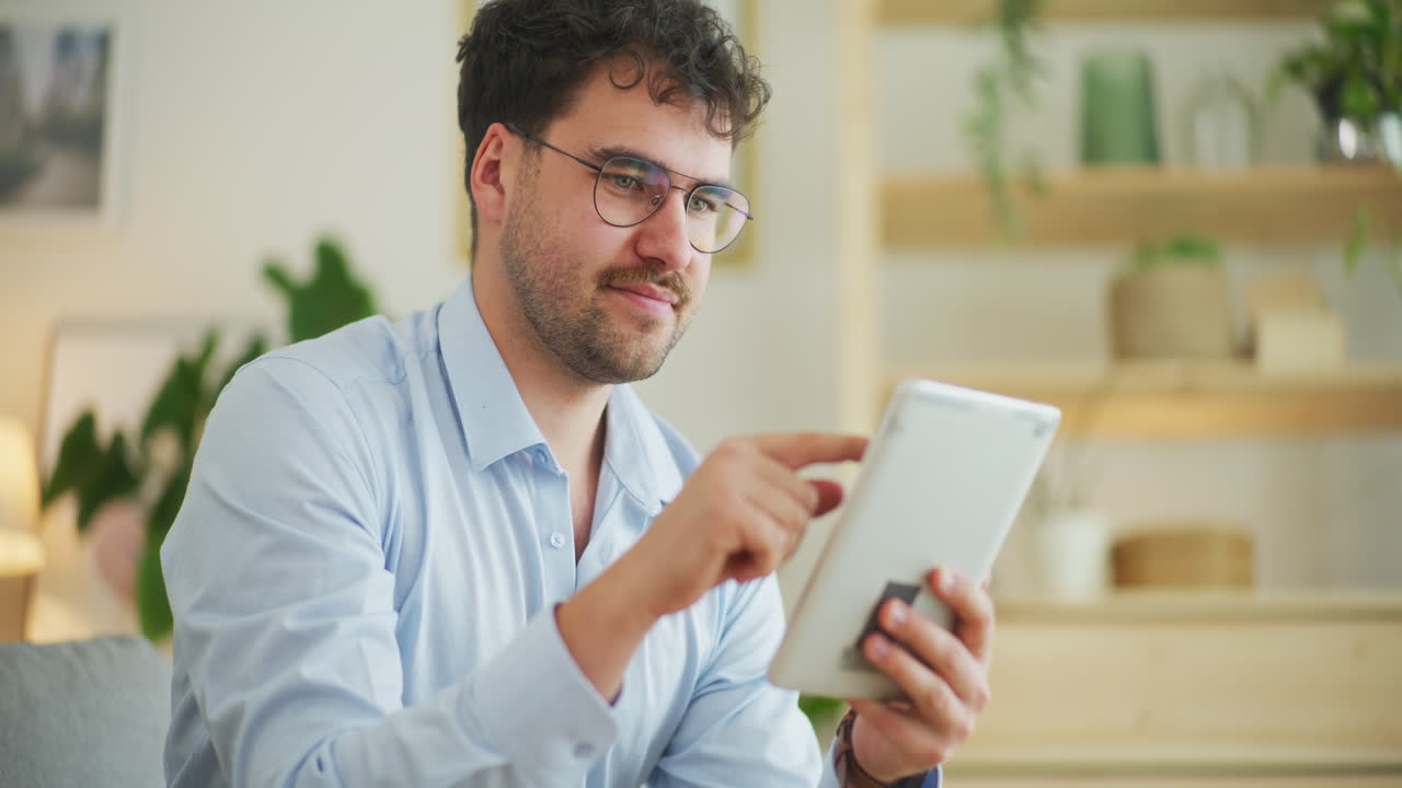 hombre hace compras a través de aplicaciones en línea