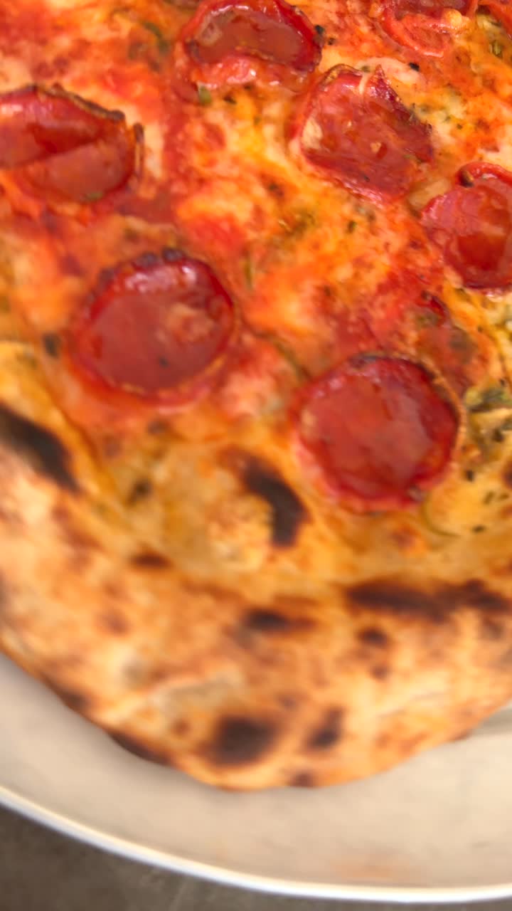 Prossimo piano di una pizza al pepperoni
