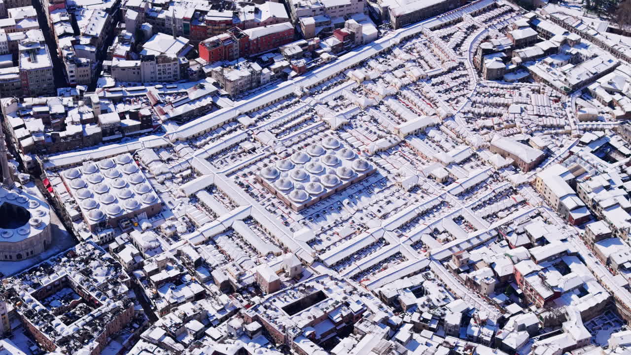 4K-droneoptagelser af den historiske Grand Bazaar med tagene dækket af sne