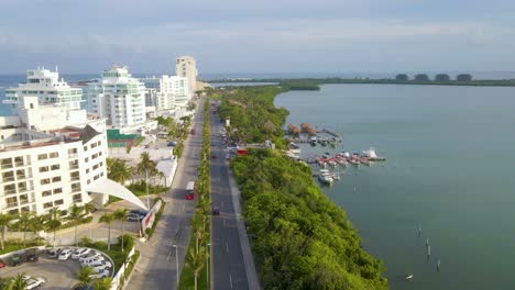 Cancún,-Quintana-Roo,-Costa,-Playa,-Océano,-Carreteras,-Arboles,-Vista-Cinematográfica,-Aérea,-Playa-Del-Carmen,-Plano-Amplio-Volando-Sobre-La-Costa