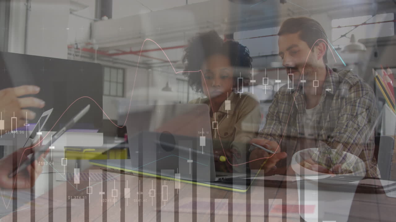 animación de datos financieros sobre un grupo de empresarios diversos que trabajan con tecnología en la oficina