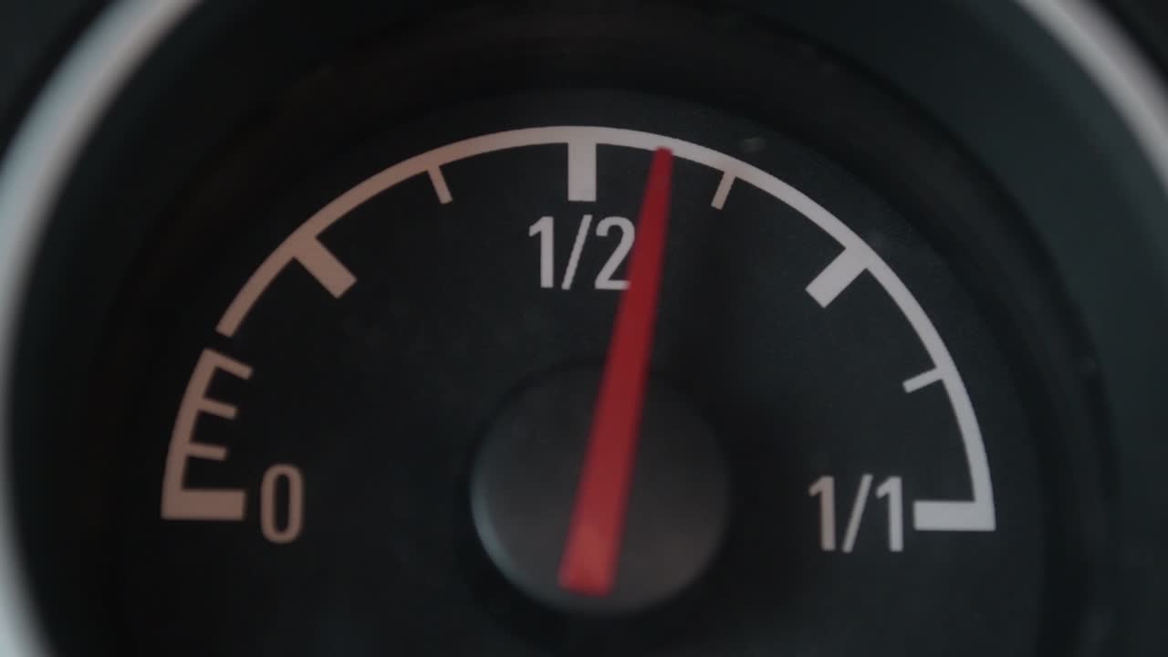 gauge. aguja que mueve el combustible