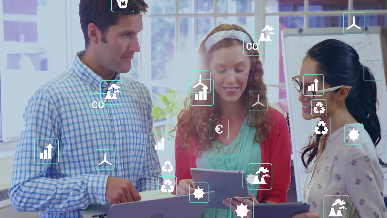animación de iconos ecológicos y procesamiento de datos sobre diversas personas de negocios en la oficina