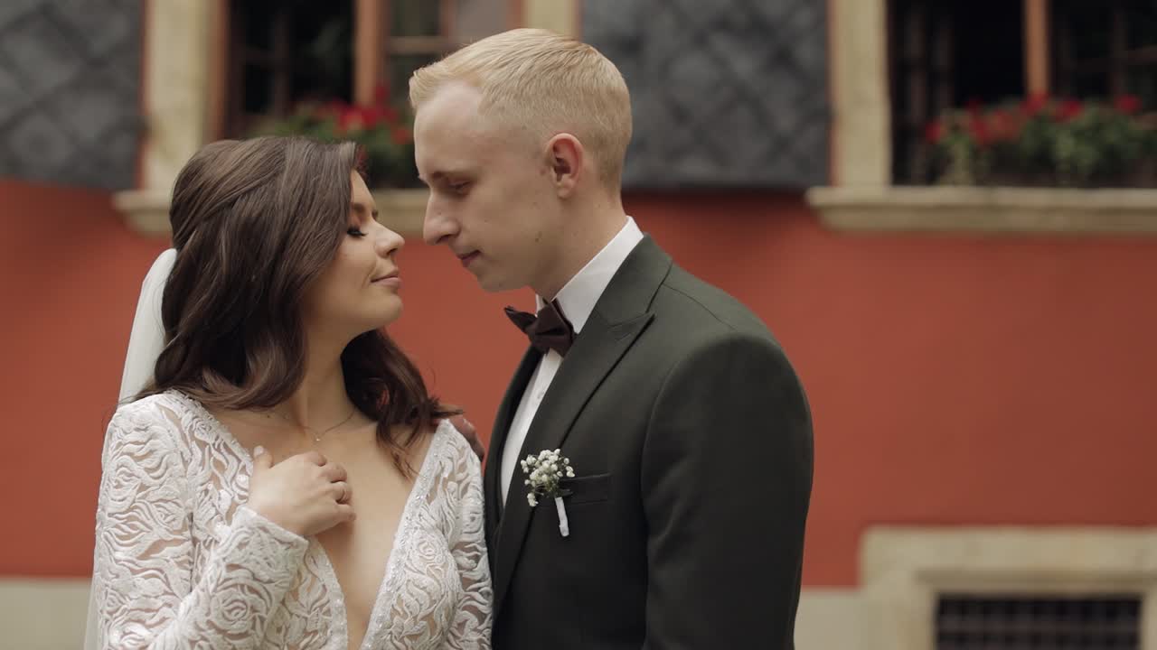 recién casados, novio caucásico con novia caminando, abrazándose, abrazándose en la ciudad, pareja de bodas enamorada