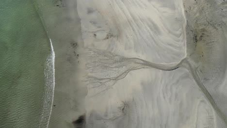 Playa-De-Arena-En-La-Isla-De-Mull,-Escocia,-Antena-De-Arriba-Hacia-Abajo