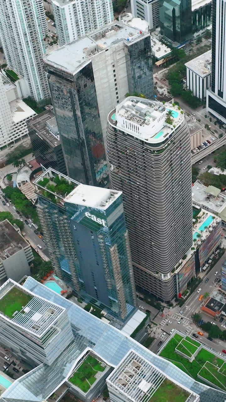 Miami, Flórida, EUA - 05 de janeiro de 2024: vista aérea da cidade de Brickell, no centro, com arranha-céus e edifícios de vidro. Telhados de edifícios altos. Vídeo vertical