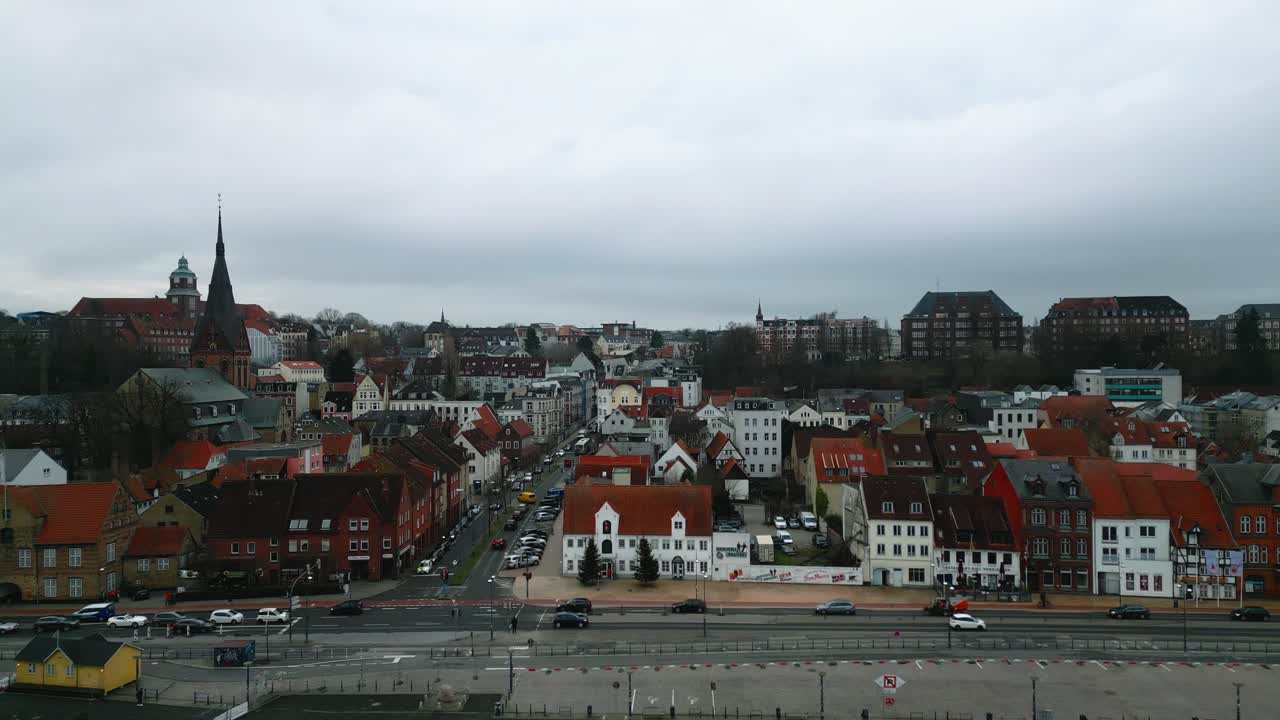 드론 비행은 독일 플렌스부르크의 역사적인 도시에 평행합니다.