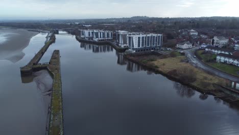 Am-Frühen-Morgen-Luft-Absteigend-Blick-Am-Flussufer-Zeitgenössische-Wohnung-Bürogebäude-Kanalregeneration-Immobilien