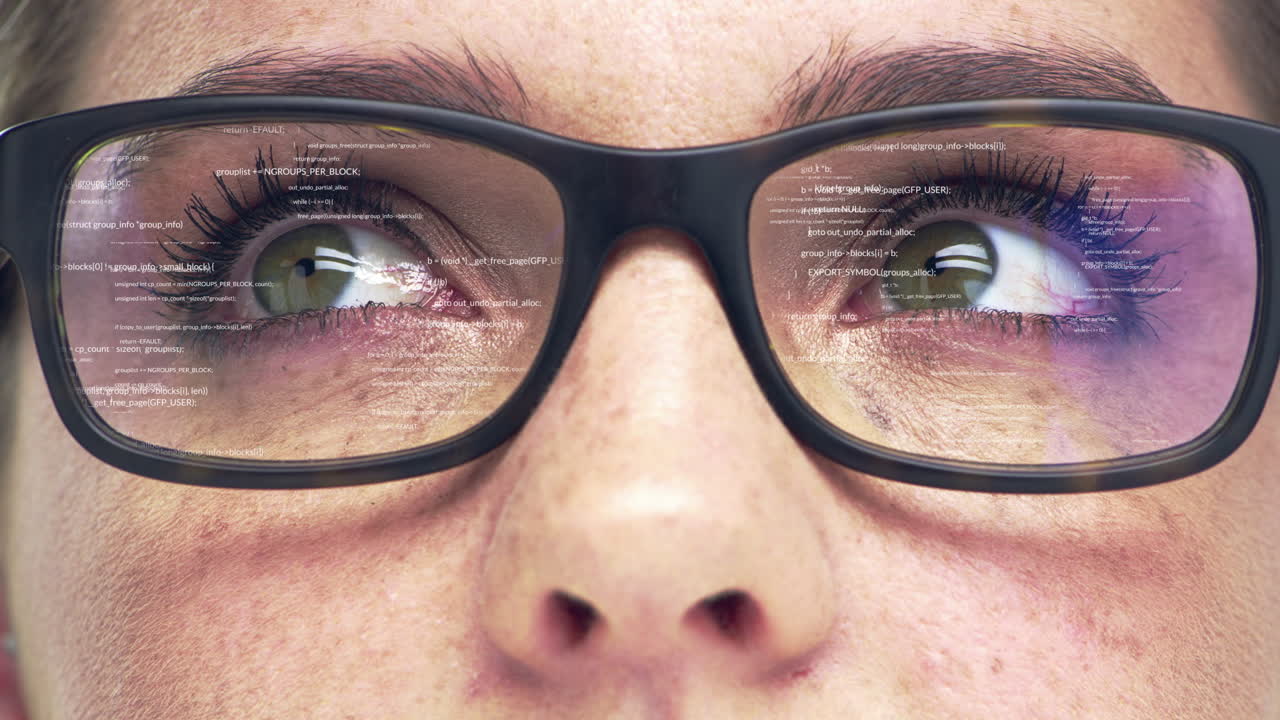 mujer mirando código de computadora a través de gafas