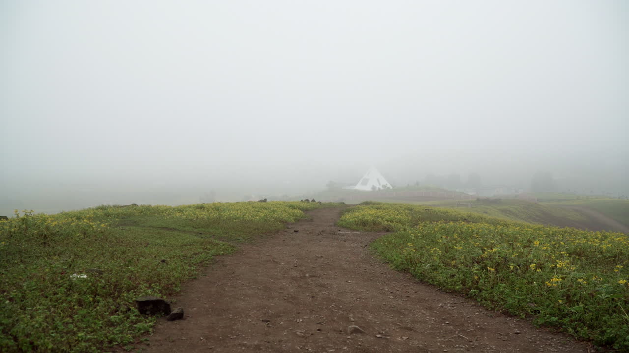 로마스 데 만자노, 파차카막, 리마, 페루에 있는 안개 낀 마을의 총을 아래로 기울입니다.