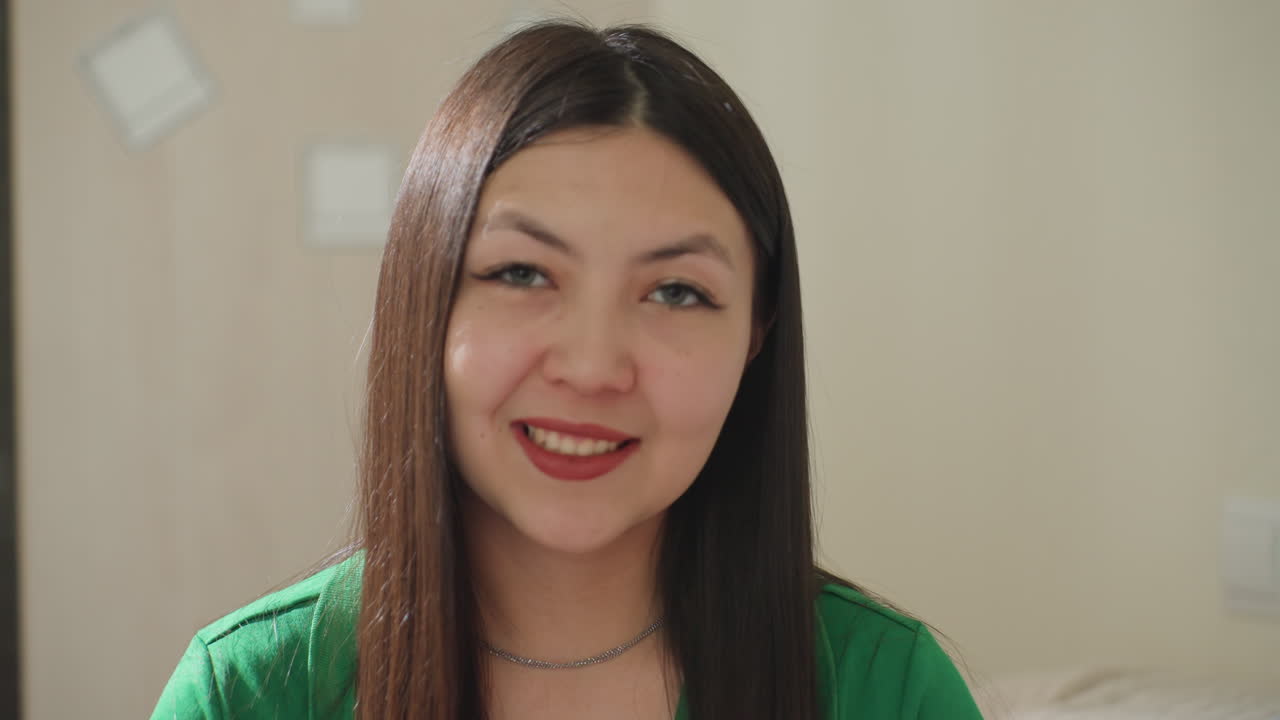 Contesto di colloquio professionale, scenario di colloquio aziendale con una donna composta che valuta un candidato, ambienti professionali in cui una donna asiatica valuta un candidato con attenzione e concentrazione