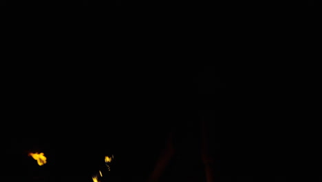 actuación de malabaristas de fuego por la noche