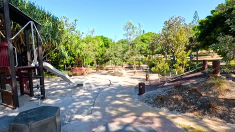 patio de recreo para niños con toboganes y árboles