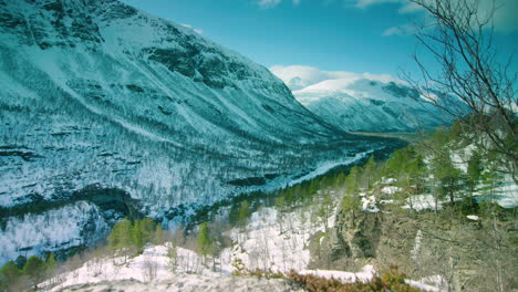 Impresionante-Travelling-Cinematográfico-De-Derecha-A-Izquierda-Cerca-De-Helligskogen,-Noruega