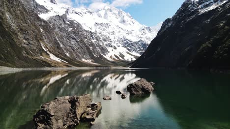 reflejos en un hermoso lago alpino