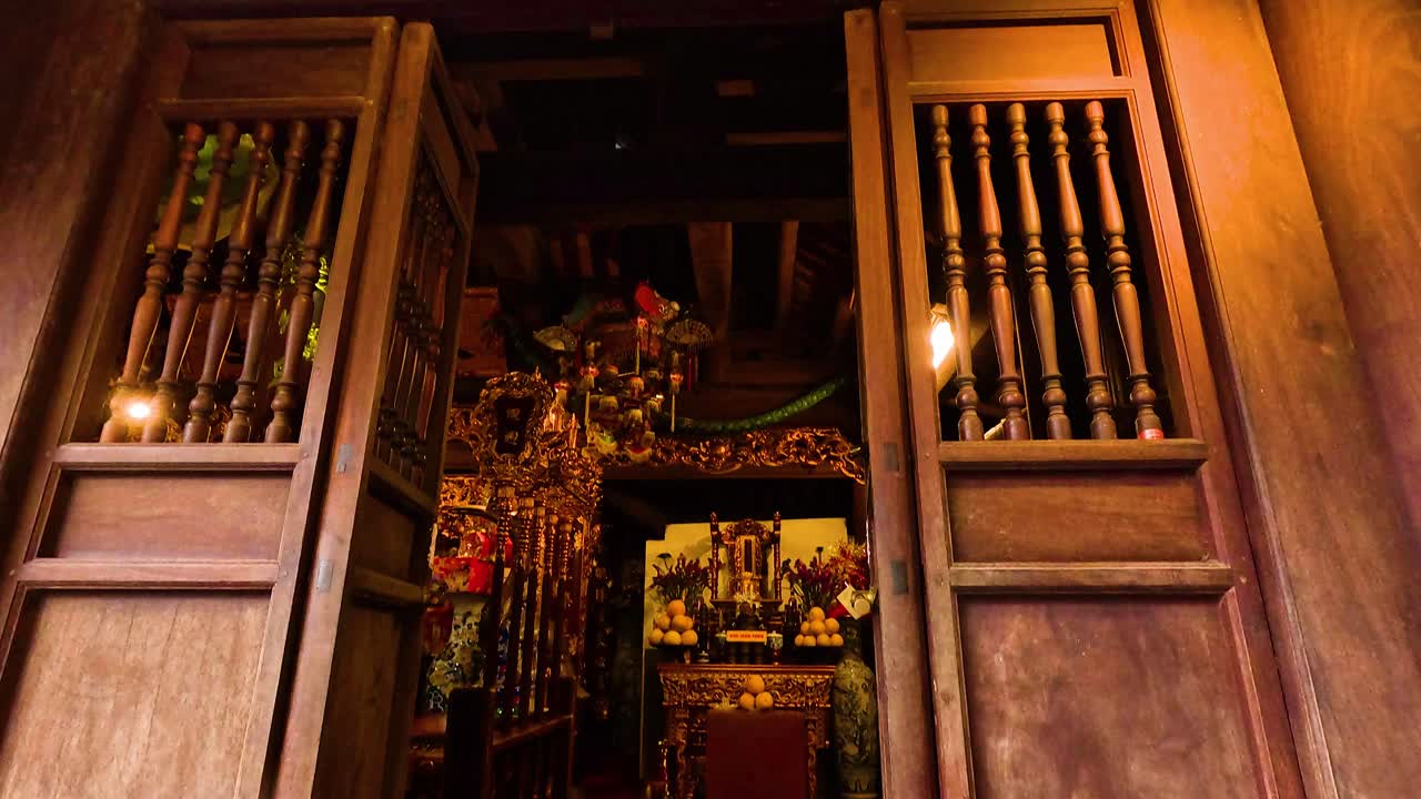 문을 열면 장식 된 성전 내부 가 드러납니다.