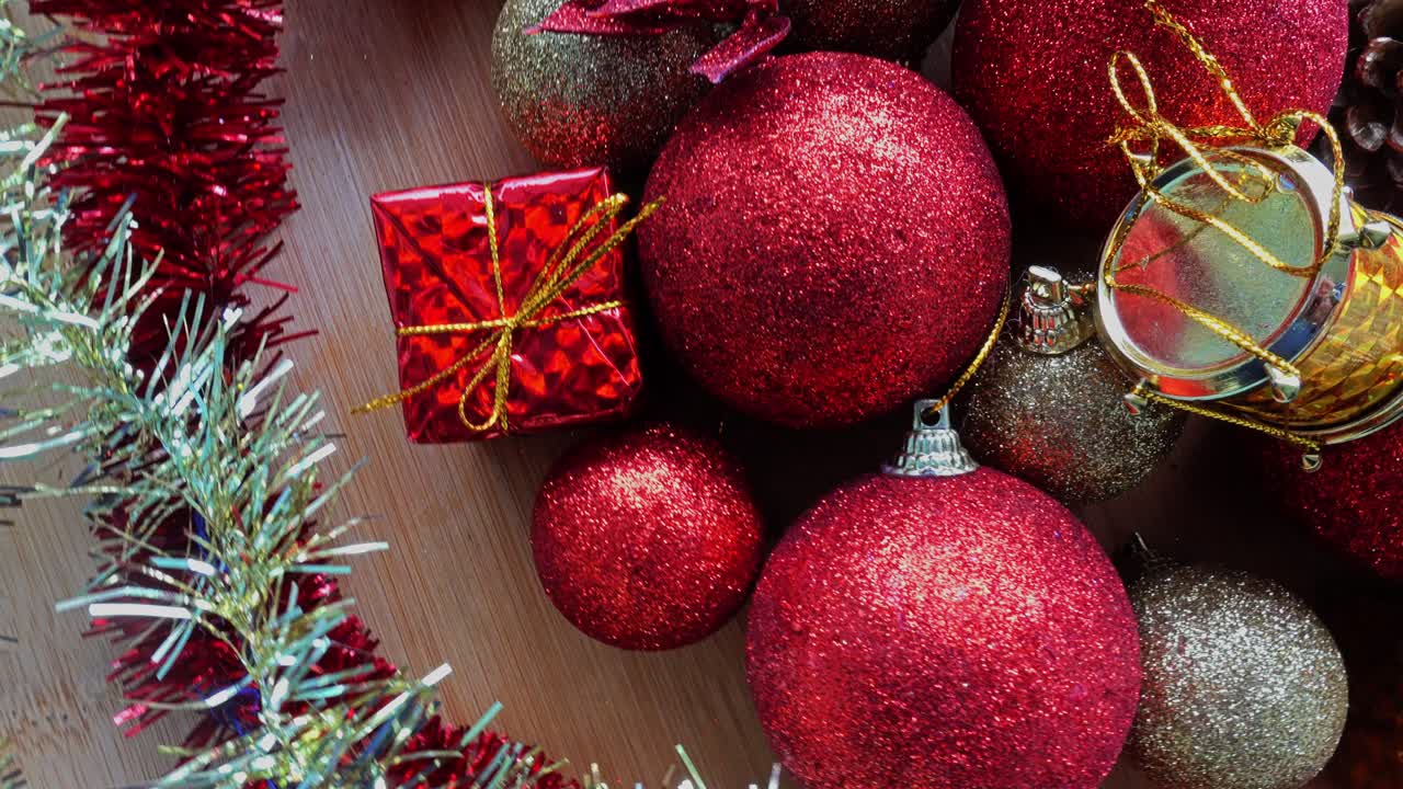 Primo piano di palline di Natale dorate e rosse su uno sfondo natalizio