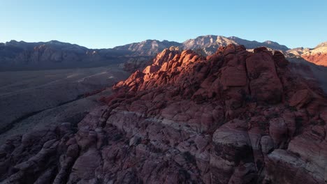 Geologische-Rote-Felsformation-In-Las-Vegas-Luftaufnahme-Des-Sonnenuntergangs-Der-Roten-Schlucht-Mit-Warmem-Licht