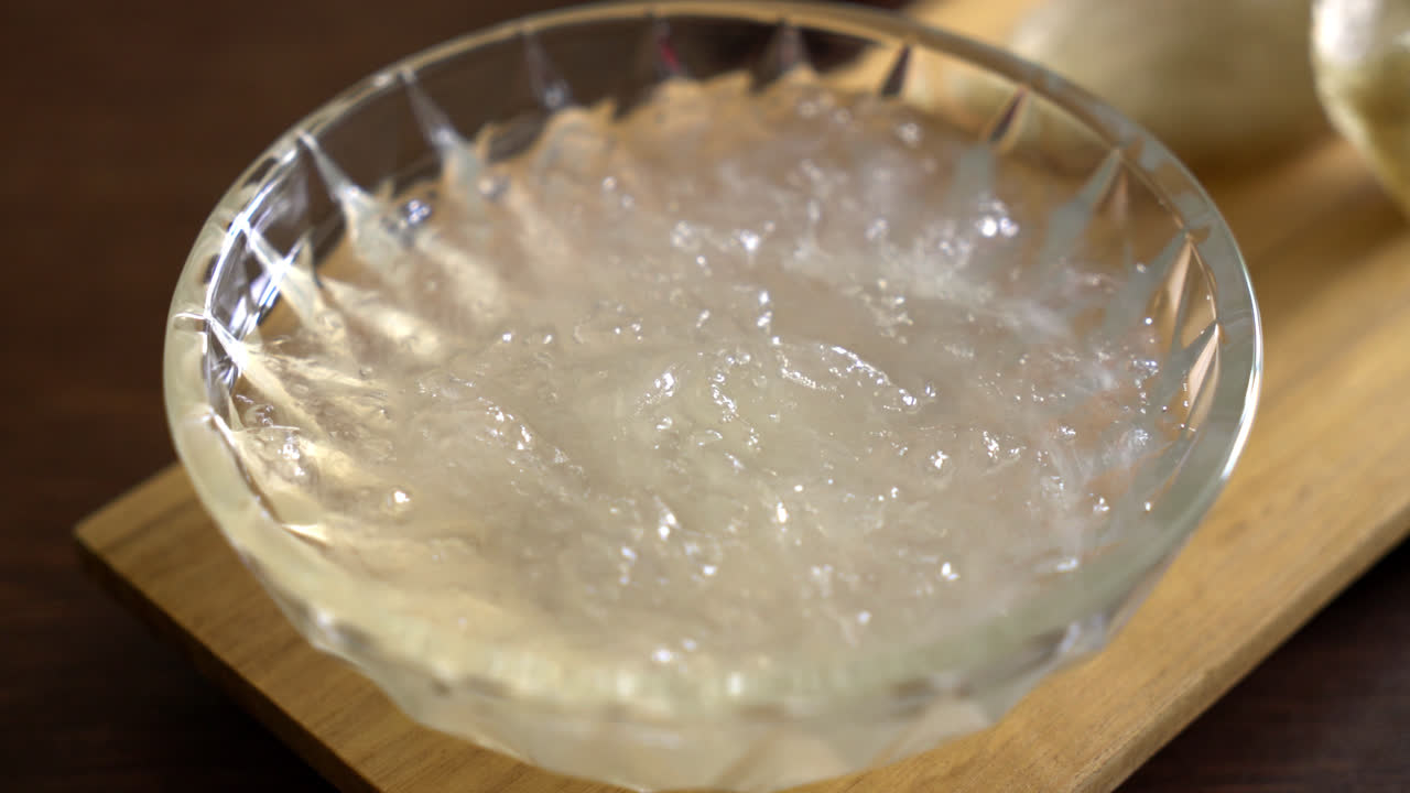 съедобный суп из птичьих гнезд в стеклянной миске - здоровый стиль питания