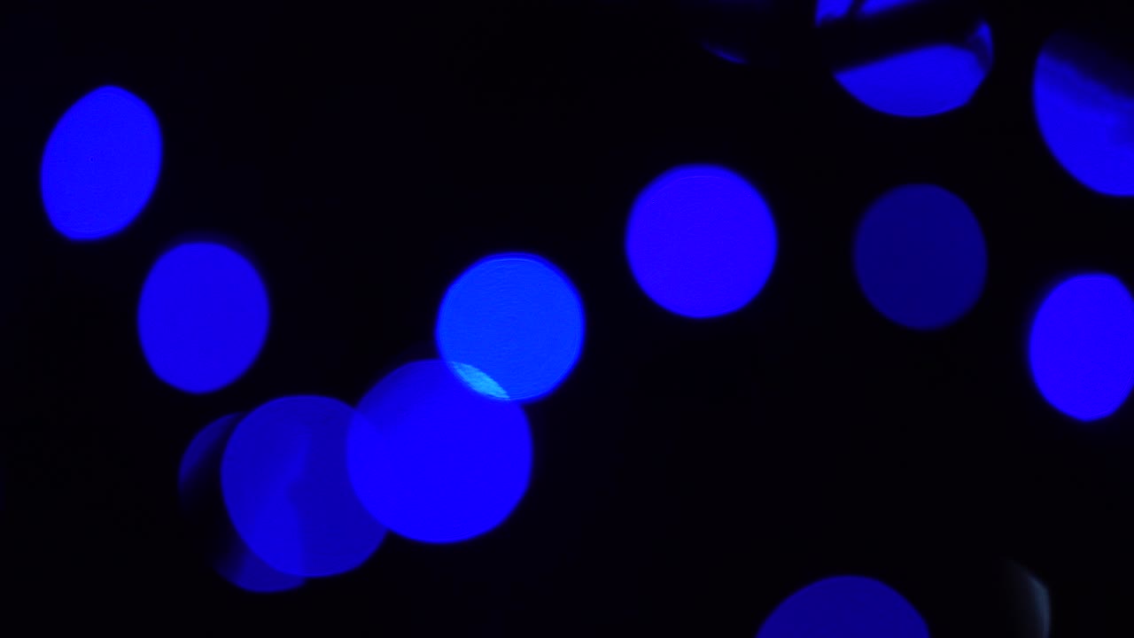 decoración del árbol de navidad por la noche en la ciudad