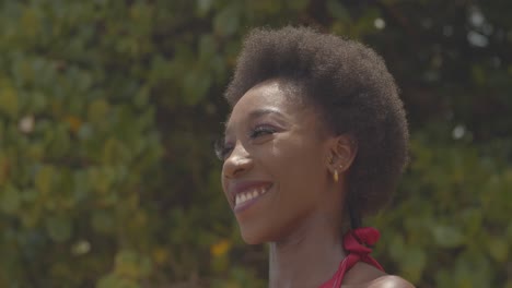 increíble primer plano de una niña sonriente con un peinado afro