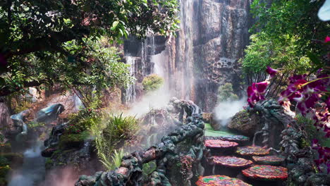 puente de piedra con escalones debajo del acantilado de la cascada en el jardín