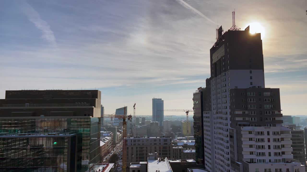 amanecer sobre el horizonte de varsovia con arquitectura moderna en enero