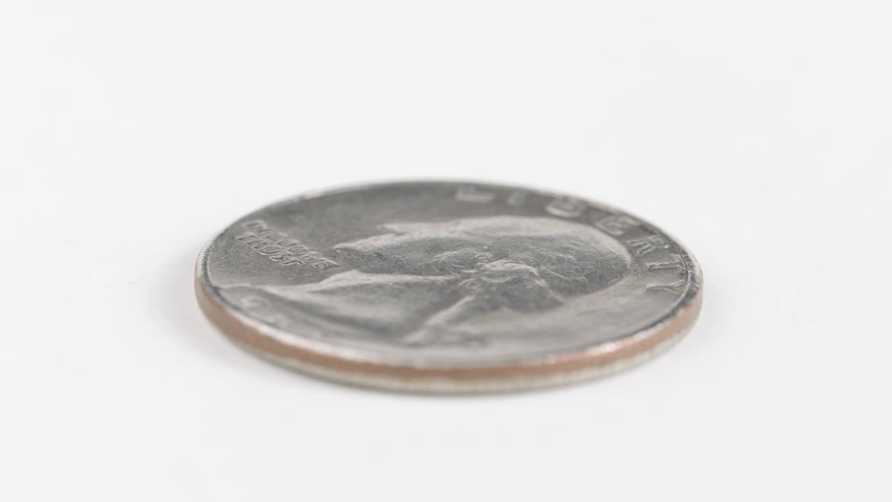 cuarto de washington colocado plano en la mesa blanca