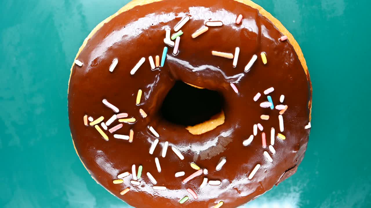 vista superior sabor de chocolate donut girando