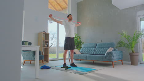 hombre deportivo ejecutando con goma
