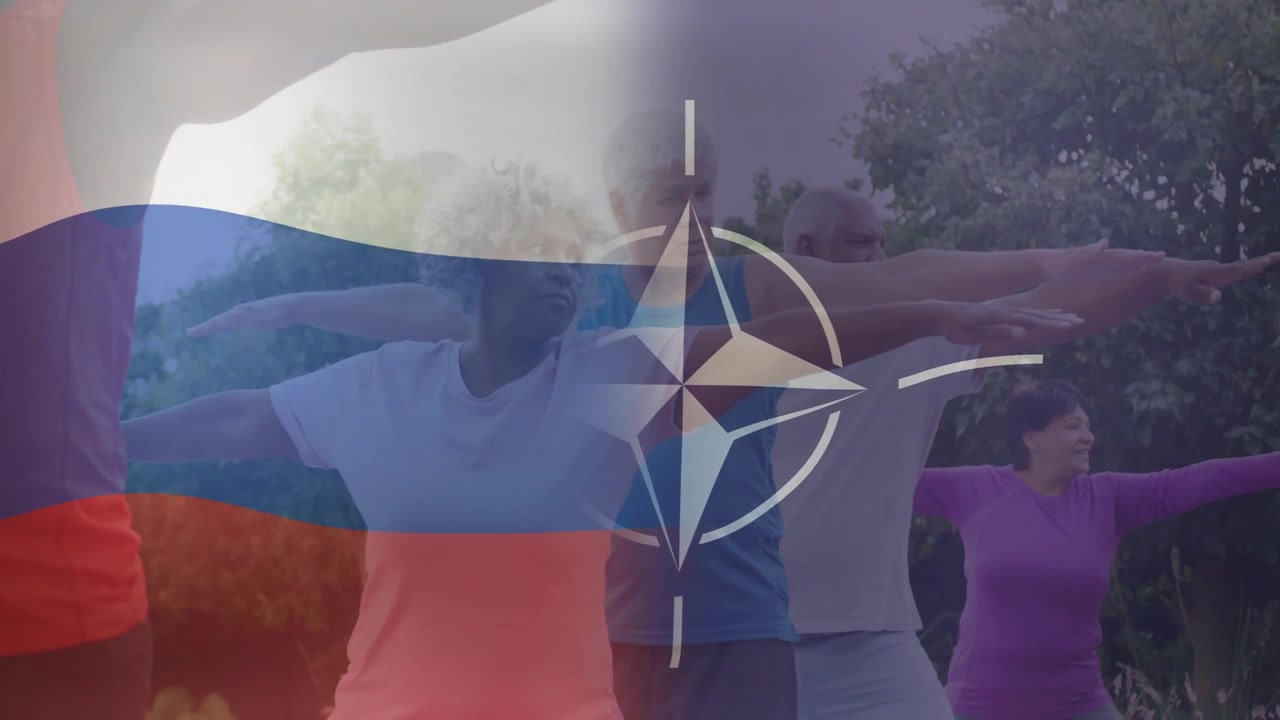 La bandiera russa che si rimpicciolisce e una sovrapposizione della rosa dei venti della NATO che si espande, rivelando un gruppo di fitness che fa stretching.