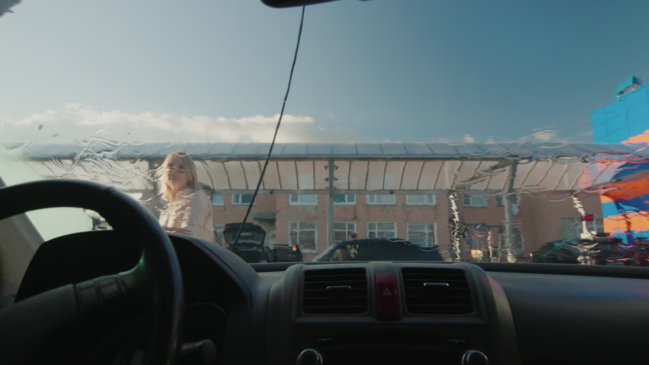 셀프 서비스 세면대에서 세차하는 여성