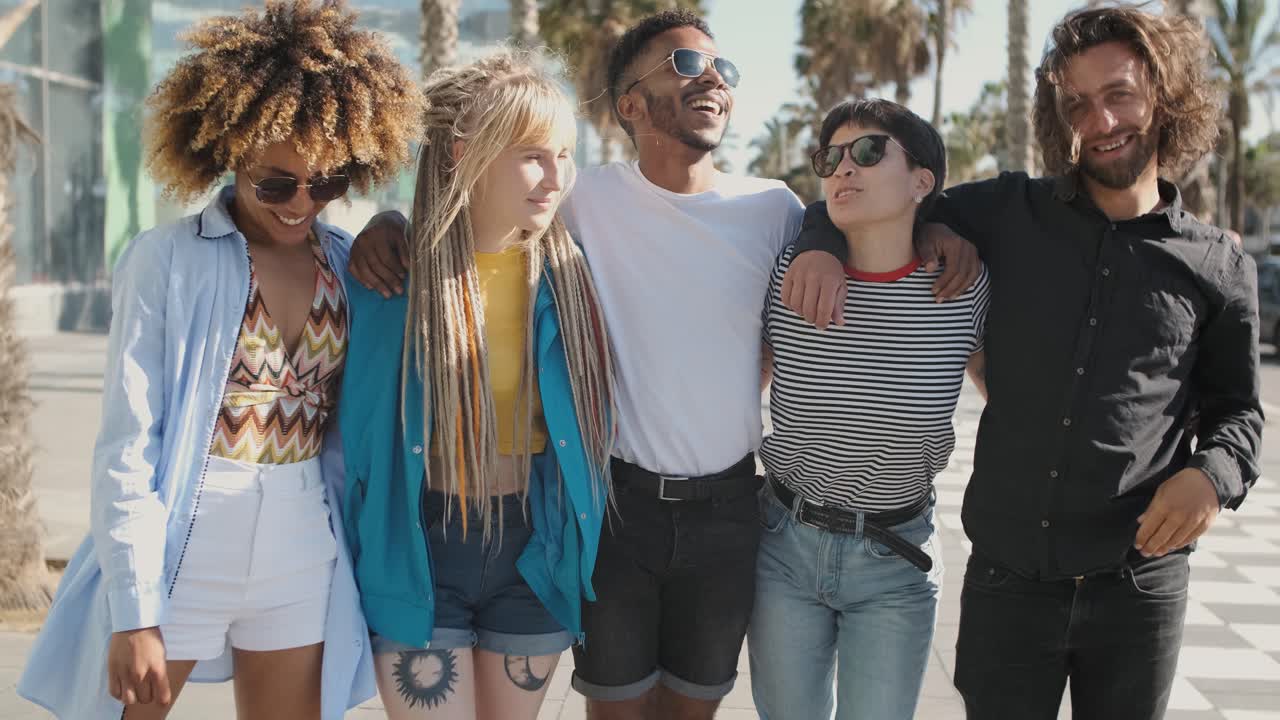 contenido jóvenes amigos paseando por la calle