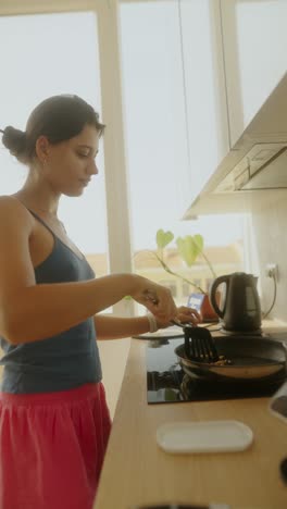 mujer cocinando en una cocina