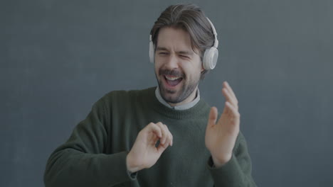 hombre disfrutando de la música con auriculares