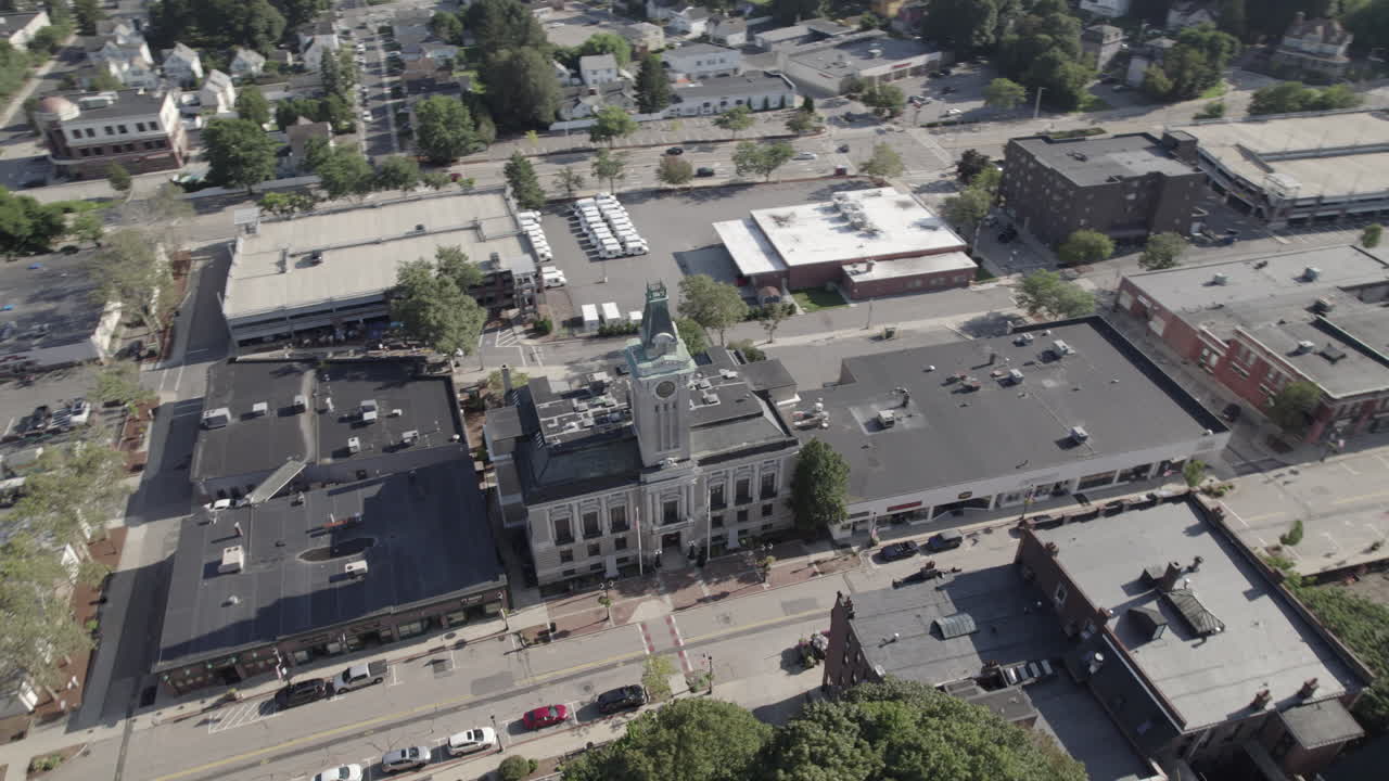 rotando rápidamente en lo alto sobre el ayuntamiento de marlborough, massachusetts