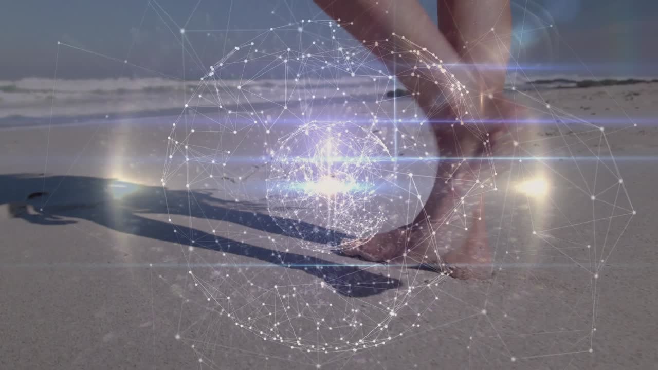 Animazione di elaborazione dati e globo su donna caucasica che cammina in spiaggia