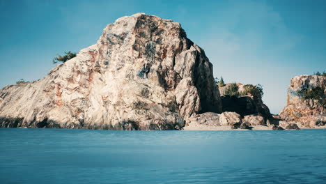 Acantilado-Y-El-Mar-Claro-En-El-Sur-De-Tailandia