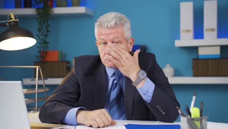 hombre de negocios mirando su piel arrugada y áspera.