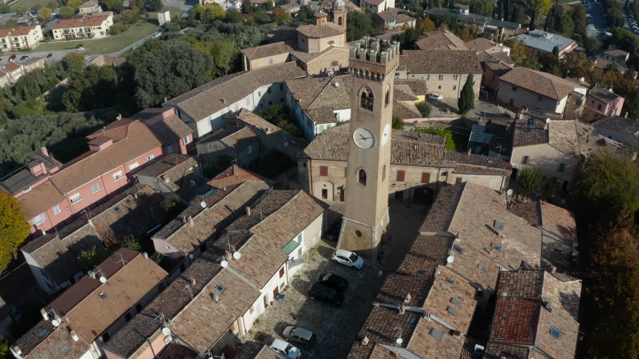 Vista aerea di una torre dell'orologio che si erge sopra i tetti di tegole a Santarcangelo di Romagna, Italia
