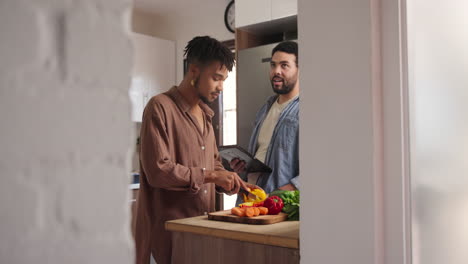 dos hombres cocinando juntos en una cocina