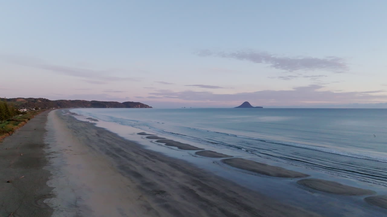 ascendiendo sobre la playa de ohope al atardecer
