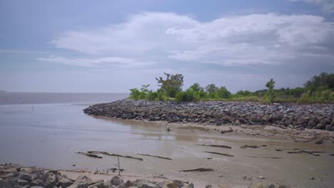 Landschaftsansicht-Des-Sandigen-Strandes-Mit-Seichtem-Wasser-An-Sonnigen-Sommertagen