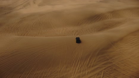 Antena---Camión-Todoterreno-4x4-En-Dunas-De-Arena-Del-Desierto-De-Ica,-Perú,-Inclinación-Hacia-Adelante-Hacia-Abajo